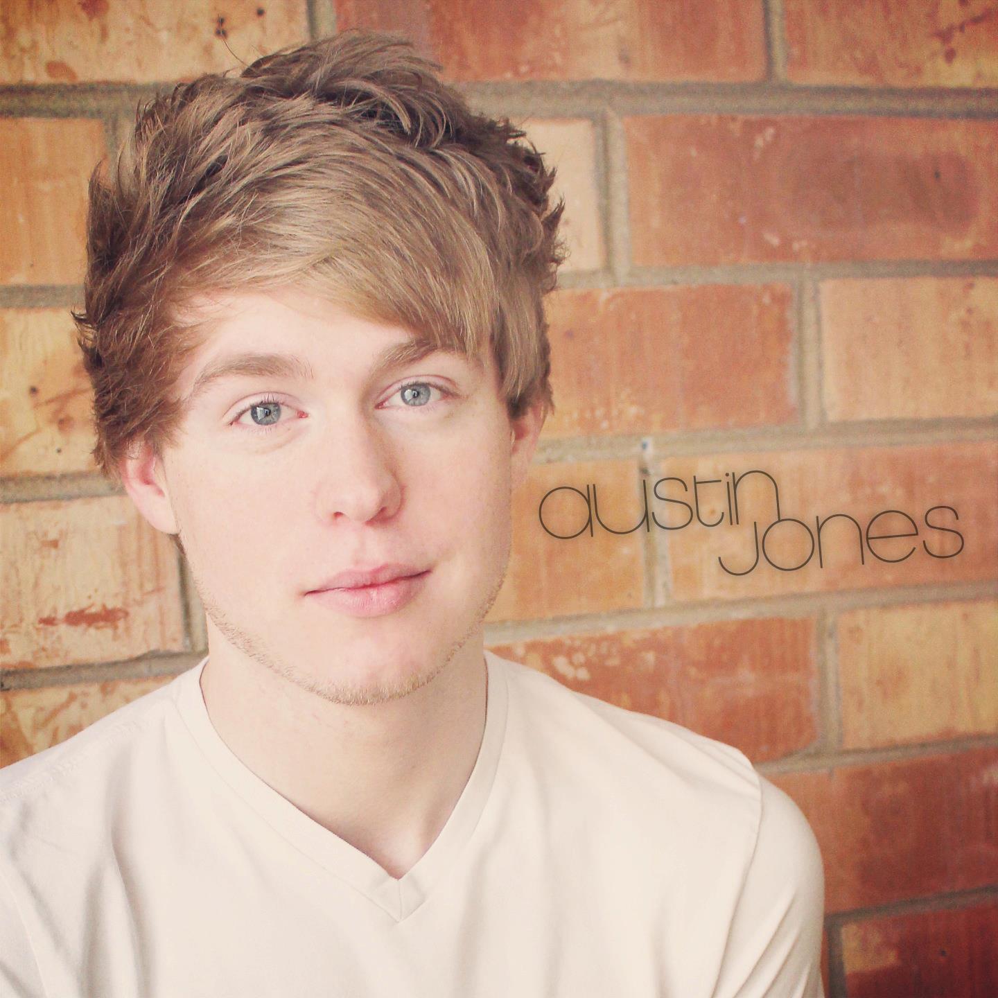 AUSTIN JONES - Reggies Chicago